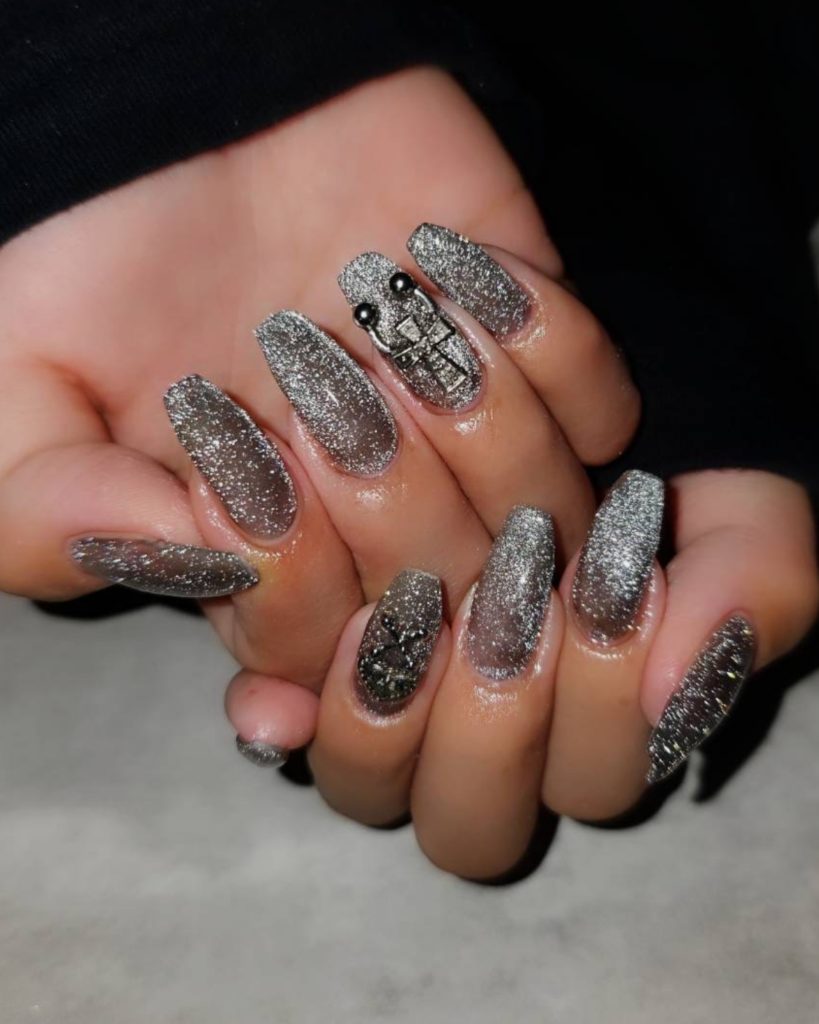 ネイルデザイン｜フラッシュネイル・パーツネイル・シルバー系