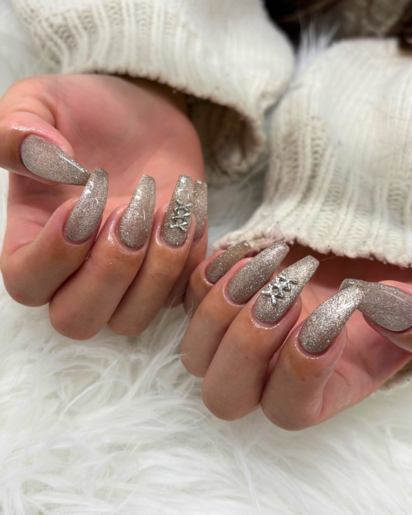 ネイルデザイン｜ベージュ系・フラッシュマグネットネイル