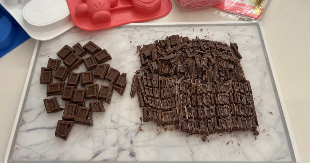 手作りチョコマシュマロの材料と作り方｜作り方①チョコレートを割る