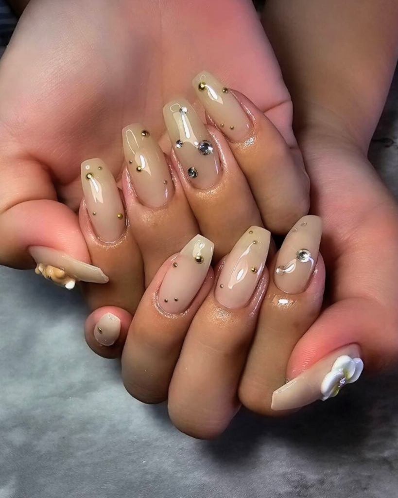 ネイルデザイン｜ベージュ系・パーツネイル