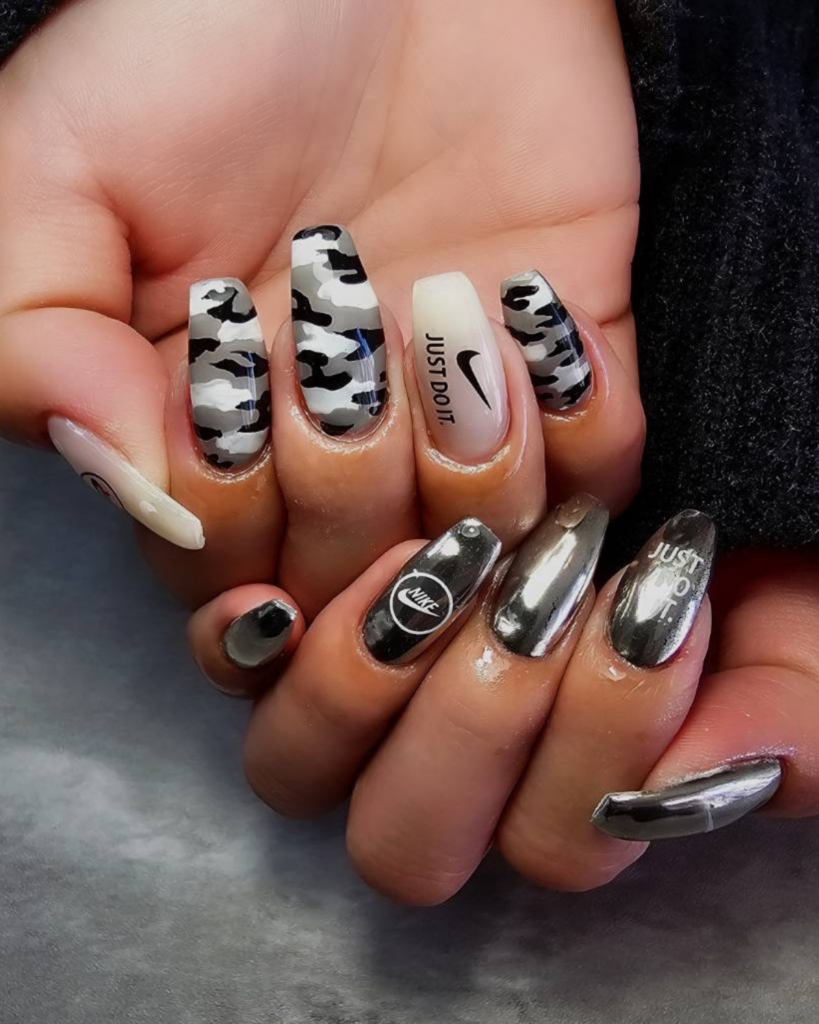 ネイルデザイン｜ブラック系・柄ネイル・ミラーネイル